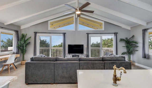 Beautiful conveniently located 2-bedroom ocean view home in Kailua-Kona.