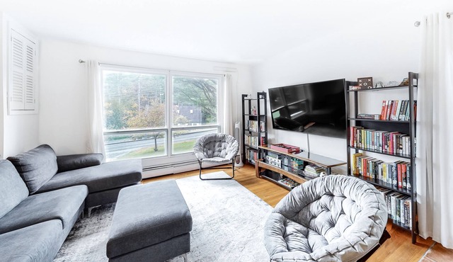 Beautiful home with full kitchen, deck, close to river, & washer/dryer