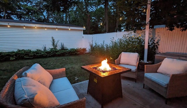 Beautifully decorated1BR Apartment - Full Kitchen, Private Backyard & Fire Pit!