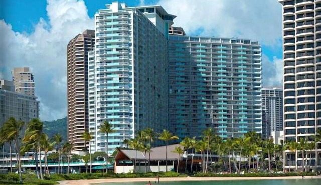 Beautifully Remodeled 2 Bedroom Waikiki Condo - Sleeps 6!
