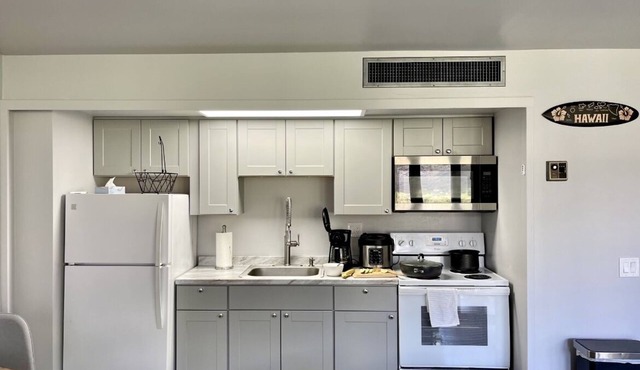 Beautifully Remodeled studio Makaha Valley Towers
