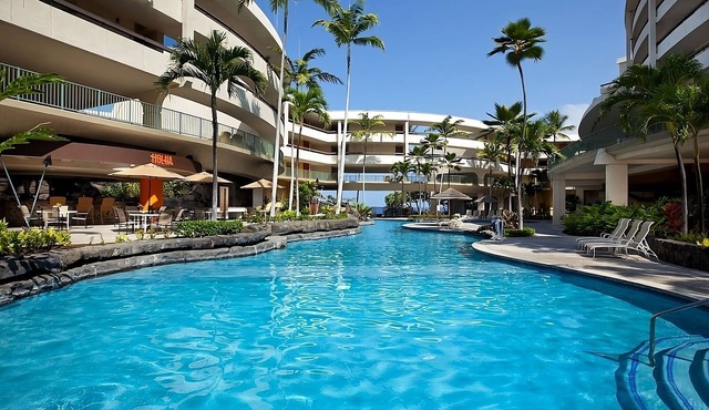 Big Island Dream! 2 Convenient Units, Oceanfront, Spa, Watersports