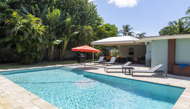 Blue Tempo - Steps to Wilton Dr, Heated Salt Pool, Huge Yard