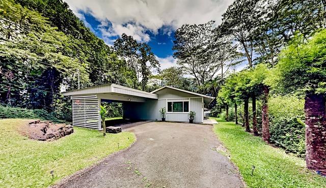 Breezy bungalow with WiFi, private washer/dryer, grill, & deck