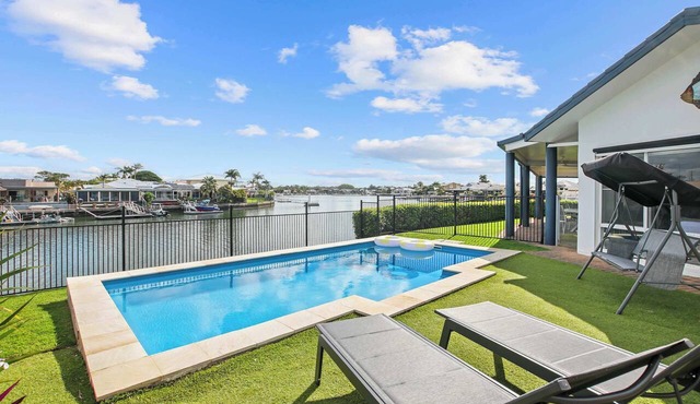 Bribie Waterfront Retreat - Pontoon, Pool & Kayaks