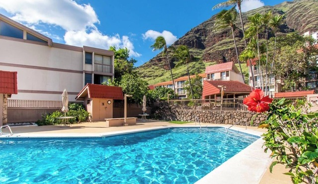 Bright Airy Condo in Makaha - 5 mins from the beach!