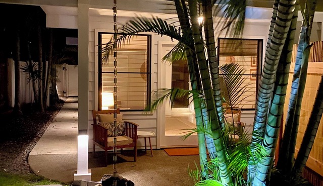 Bright and airy 1-bedroom cottage in charming Kailua, 1 block to beach. WiFi, AC