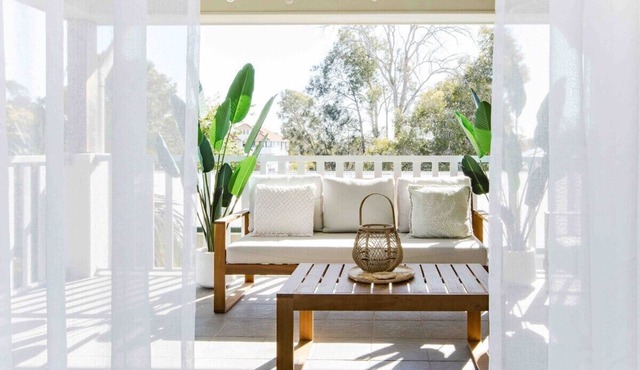 Bright & cosy 2 bed, 2 bath apartment, with pool.