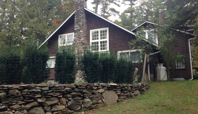 Bright, historic Woodstock home close to town
