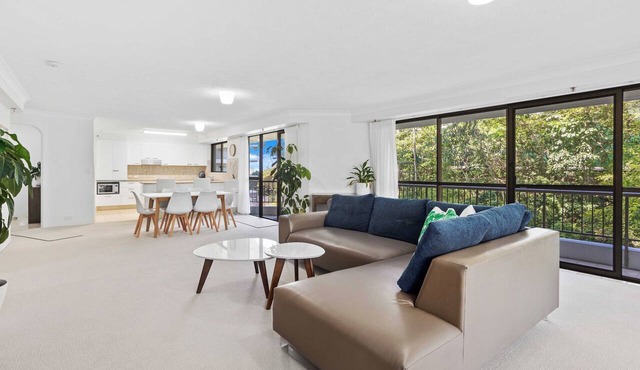 Burleigh Headland 2 Bedroom Stay, just a stones throw from the beach!