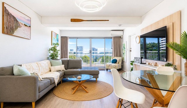 Burleigh Headland Retreat with Balcony | Walk to National Park & Beach