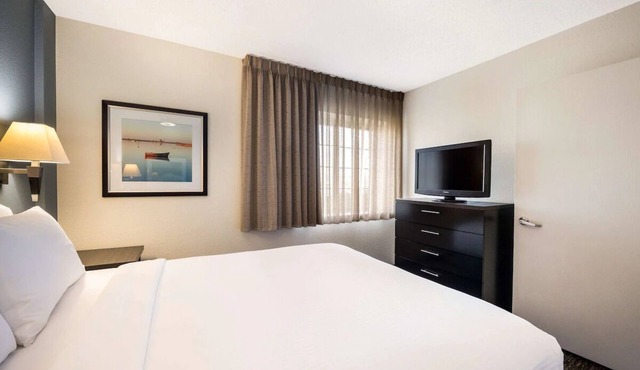 Business-Ready Suites in Braintree | Kitchens, Wi-Fi & Free Parking