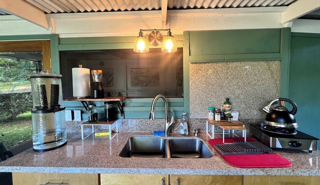 Cabin in Kealakekua with kitchen