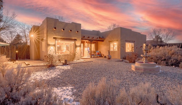 Casa Panorama~ Stunning Views~ Kiva Fireplace~ Hot Tub~ 8 mins to Plaza!