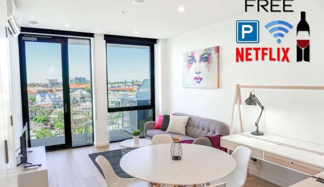 Central Modern 2 Bed*Carpark*Pool*WiFi*Netflix*Gym