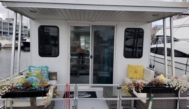 Charlestown Houseboat Walk to attractions Be rocked to sleep