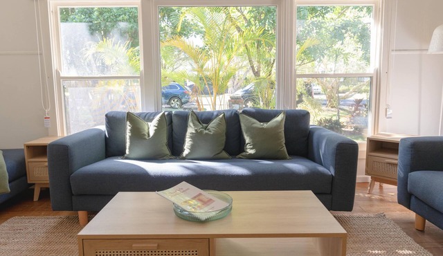 Charlies - Self contained 3 bedroom home in heart of Byron Bay. Pet Friendly.
