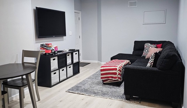 Charming 1-bedroom apartment in fabulous Kings Park with WiFi, AC