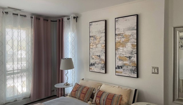 Charming 2-mini bedrooms apartment with AC, WiFi in fabulous Greenwich