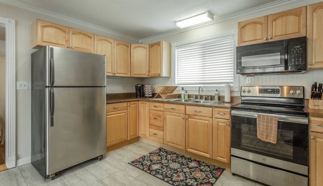 Charming 6 Bedroom Property | Close to Downtown!
