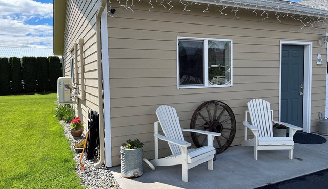 Charming farmhouse-style 1 bedroom apartment with hottub