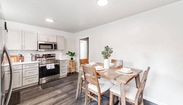 Charming Modern Home with Koi Pond & Spacious Backyard – Sleeps 6