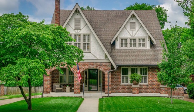 Charming Nashville Tudor Near Broadway + Vanderbilt 2 Free Parking Spots