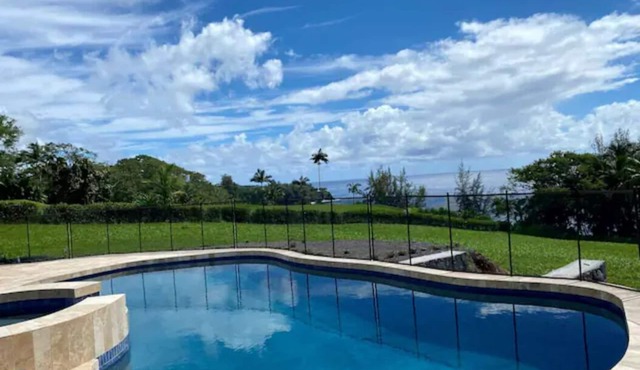 Charming Oceanfront 2-bedroom house in Papaikou with WiFi and AC