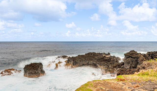Charming Pahoa Retreat w/Deck - 1 Block to Ocean!