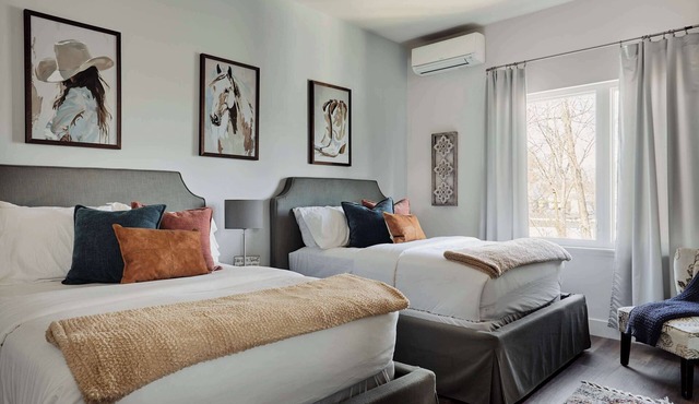 Cityscape Rooftop, Game Room, 10 Min To Broadway | 10 Min to Nissan Stadium, Garage, Ping Pong, Karaoke, Axe Throwing, Shuffleboard, 10 Mins to Broadway, 5 Mins to Five Points, Perfect for Bachelors or Bachelorettes, 24 Hr Hospitality