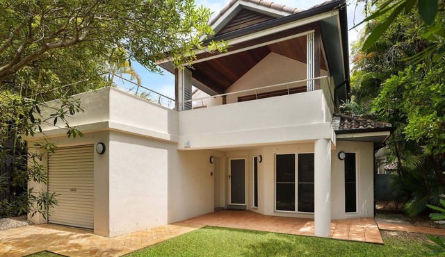 Clarkes Beach Villa - steps to beach & Byron town
