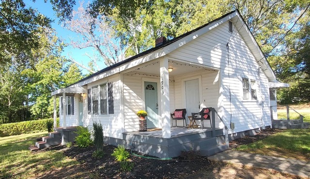 Classy Copacetic Cottage-King bd, Clean, close to Downtown, Furman, Swamp Rabbit