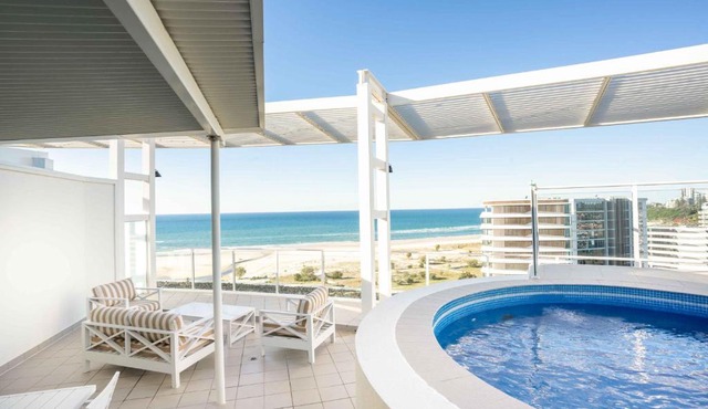 Coastal Penthouse 3BR Luxe Living Over Kirra Beach