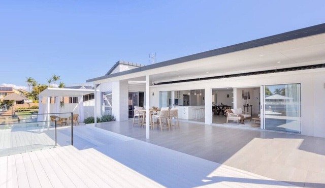 Coastal Vibe Waterfront Villa Close to Surfers