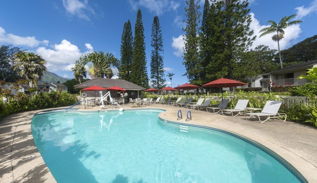 Comfortable & Memorable Stay! 3 Convenient Units, Outdoor Pool, Parking Onsite!