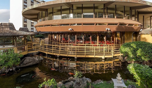 Convenient Stay in Hawaii! Onsite Pool, Pets Allowed, Minutes to Bishop Museum