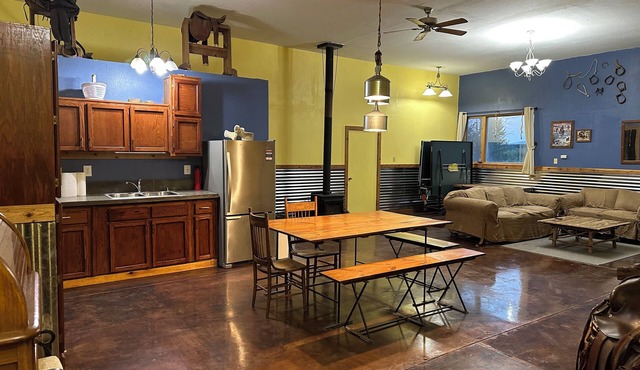 Converted Barn to your comfy get away, close to Yakima/Naches. Farm Stay Tieton
