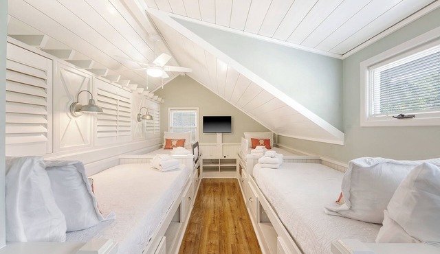 Cool kids Loft! - Walk or Ride to the beach - Bikes and Amenity Cards included!