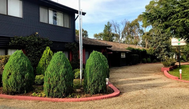 Cottonwood Lodge