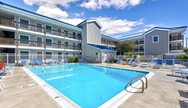 Cozy 3 beds with Pool ,Balcony and walk to the beach