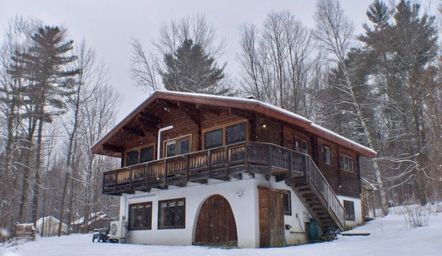 Cozy 4-bedroom chalet with WiFi, AC, fireplace in adventurous Mad River Valley