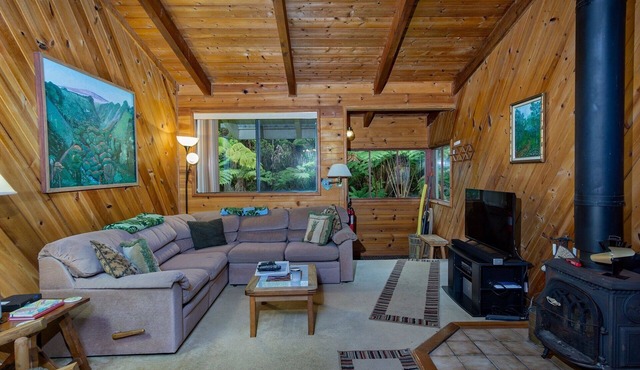 Cozy and Beautiful Home with Lush Private Setting! 🌺 - Volcano Village Cymbidium House 🌋