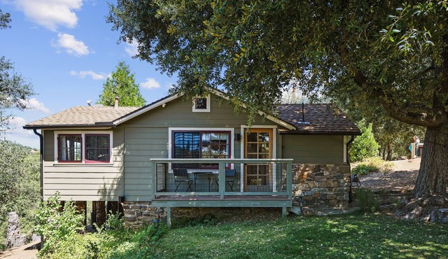 Cozy & Charming, remodeled 2-bedroom cabin in Julian. Views to mountains.