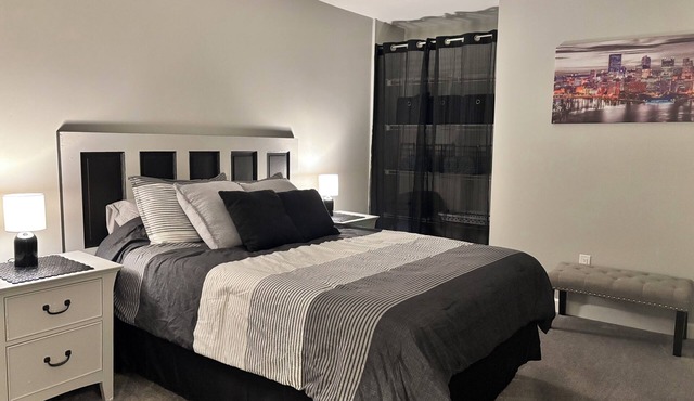 Cozy, spacious 1 bdrm apt in Bloomfield with off street parking. Great location!
