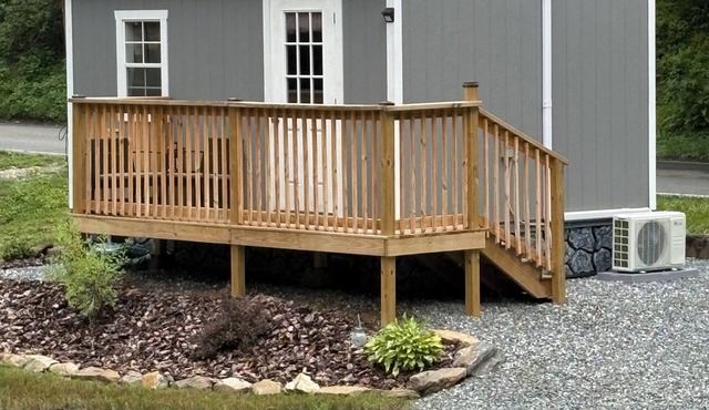 Cozy studio cottage on beautiful Deep Creek near Great Smoky Mtns. Park