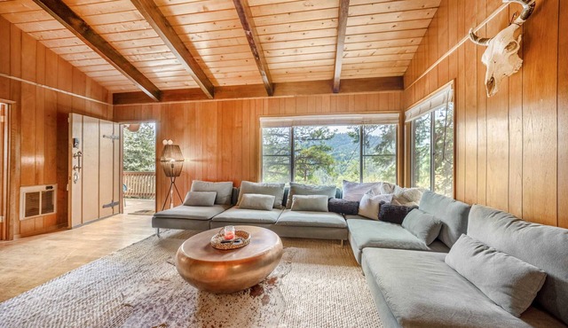 Cozy Updated Cabin w/Views, Walk to Lake Gregory