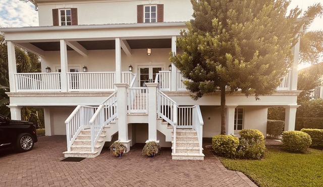 Custom Built Luxury Home on Canal; Walk to Beach; Close to Everything! Dockage