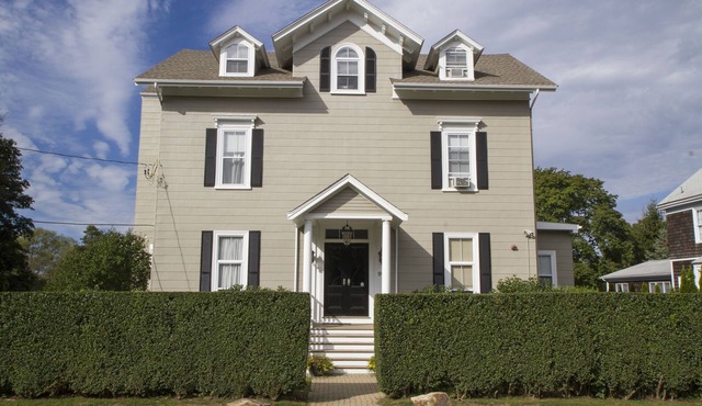 Desireable Coggeshall Ave - 2-Bdrm Units - 3rd Floor, sleeps 4