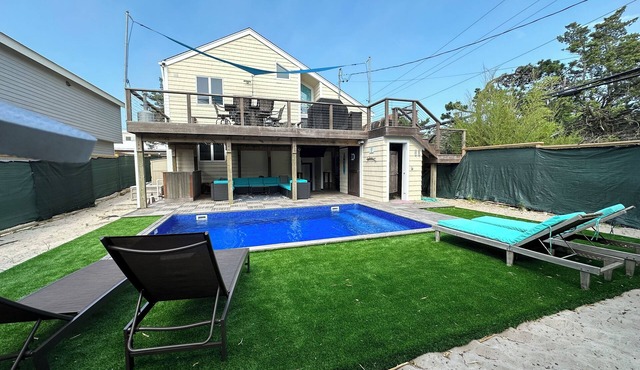 Discounted June! LARGE HOME -5 br 2 ba sleeps 12, POOL! Families Welcome!