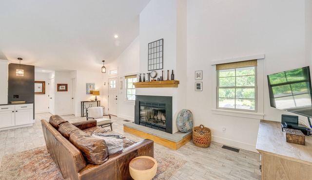 Distinctive Hamptons Home w/Pool Near Bay, Ocean